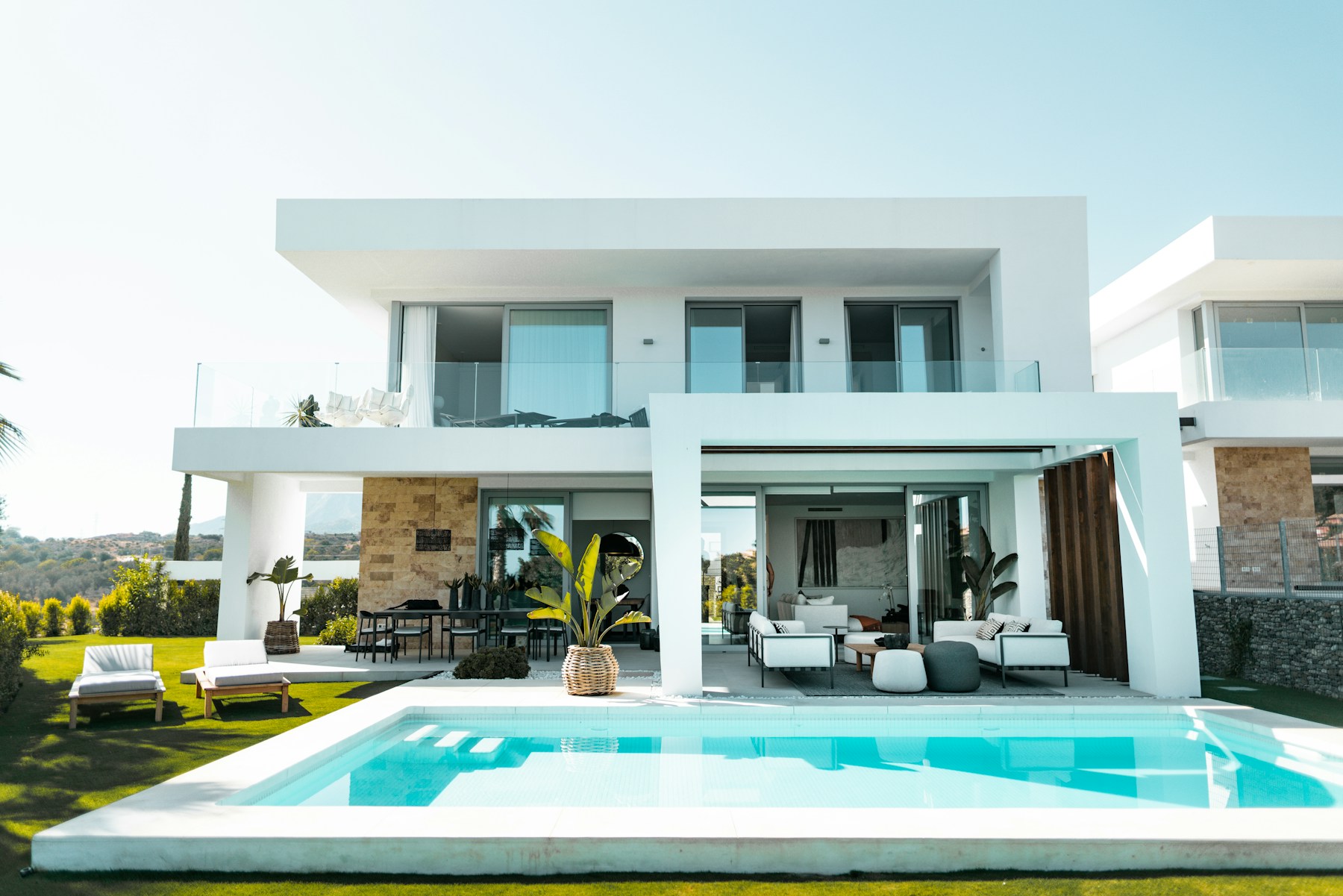 Casa contemporânea com piscina, jardim e grandes janelas